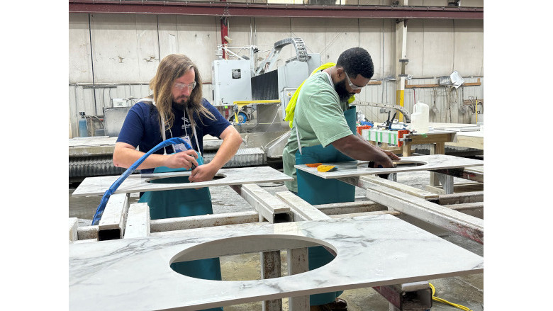 Fabricators Get Up to Speed on Porcelain and Sintered Materials with ISFA’s Mineral Surfaces Training Program