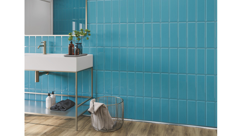 vertical blue bathroom tile