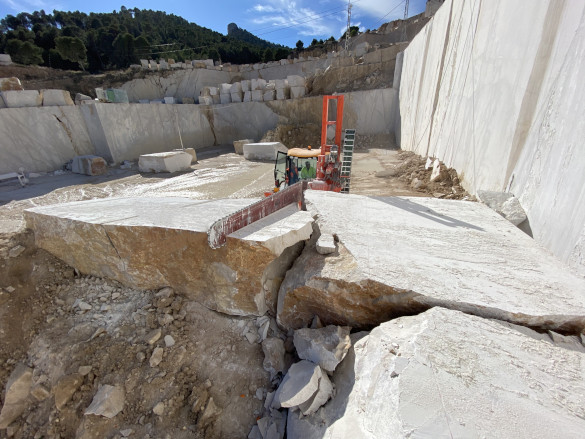 Fantini Terna 3CX squaring saw in action in a quarry