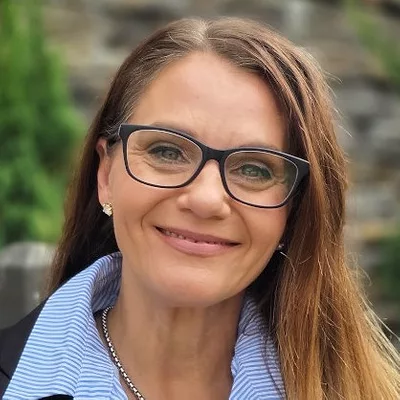 Laurie Weber Headshot