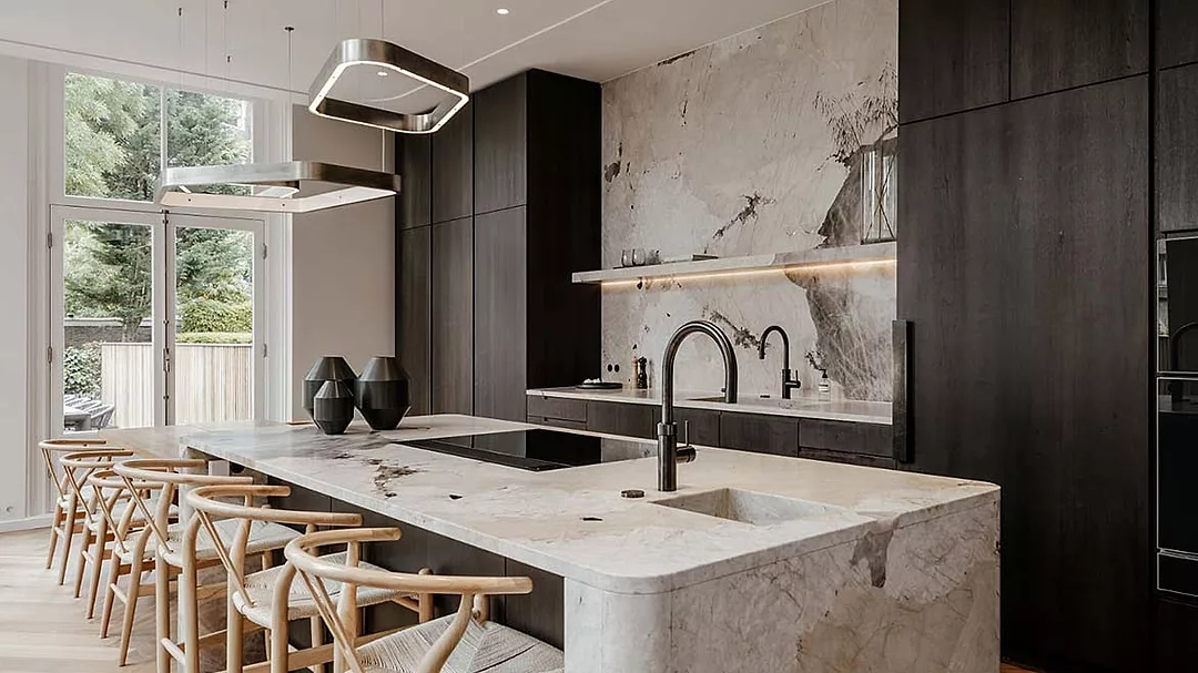 Patagonia Original Tourmaline Cristallo/natural quartz by Antolini in Amsterdam Canal House Kitchen