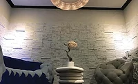 Protruding and recessed multi-tiled pieces on lobby walls