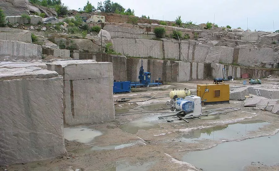 wire saw to remove quarry blocks