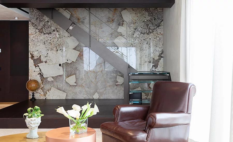 Antolini Treviso: Further contributing to the chic aesthetic in the living room is the wall behind the staircase, also made from Patagonia “Original” quartz.