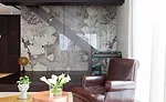 Antolini Treviso: Further contributing to the chic aesthetic in the living room is the wall behind the staircase, also made from Patagonia “Original” quartz.